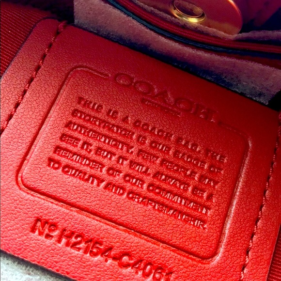 🎉Host Pick🎉🐎👜 COACH TOTE in HORSE AND CARRIAGE DIAGONAL PRINT. Bundle & save - Picture 5 of 13